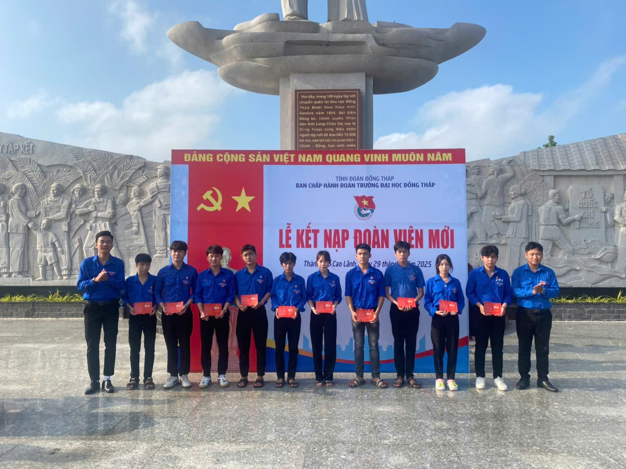LỄ KẾT NẠP ĐOÀN VIÊN MỚI – TIẾP BƯỚC TRUYỀN THỐNG, VỮNG BƯỚC TƯƠNG LAI